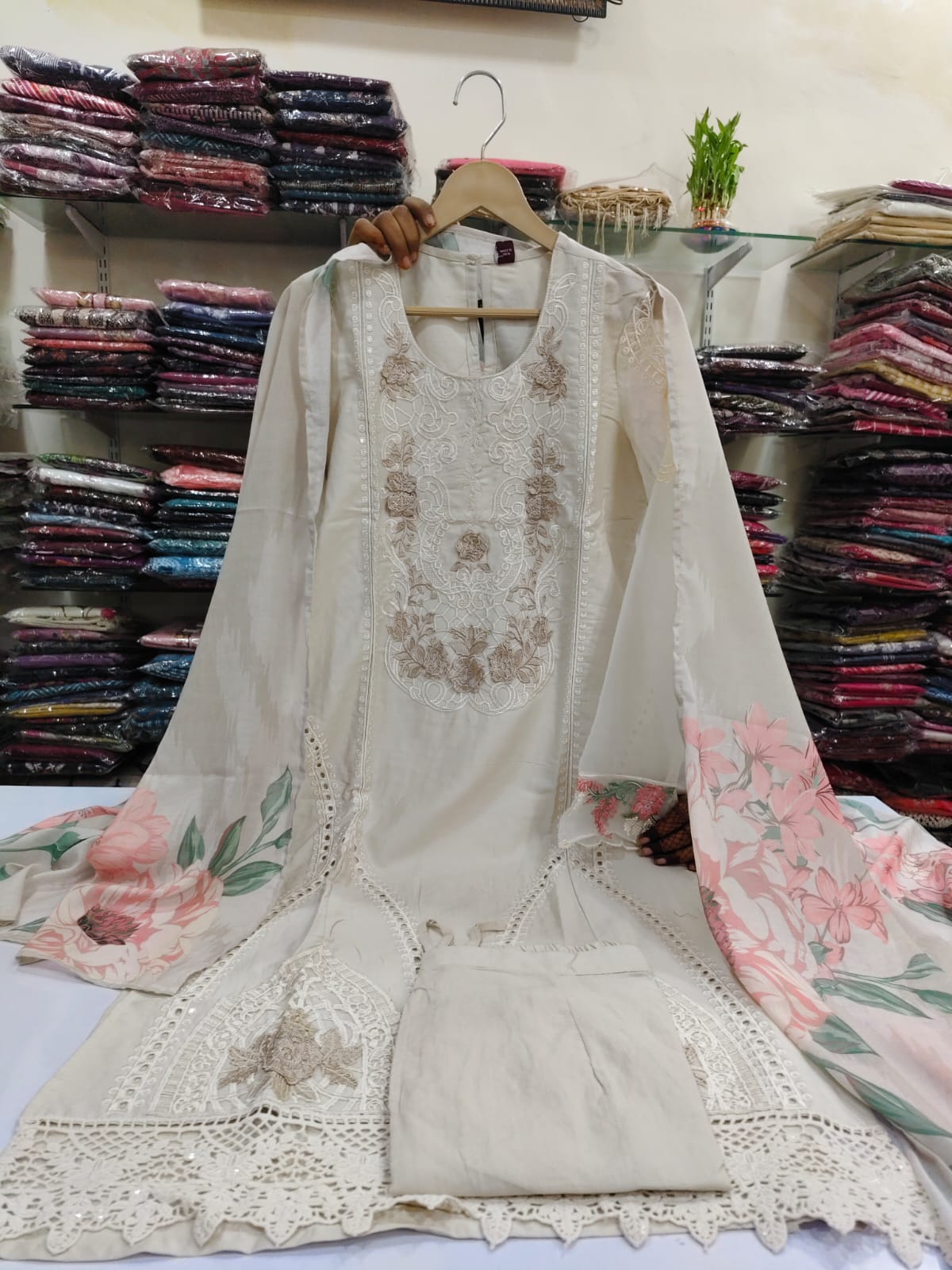 Off white three piece set (A402)