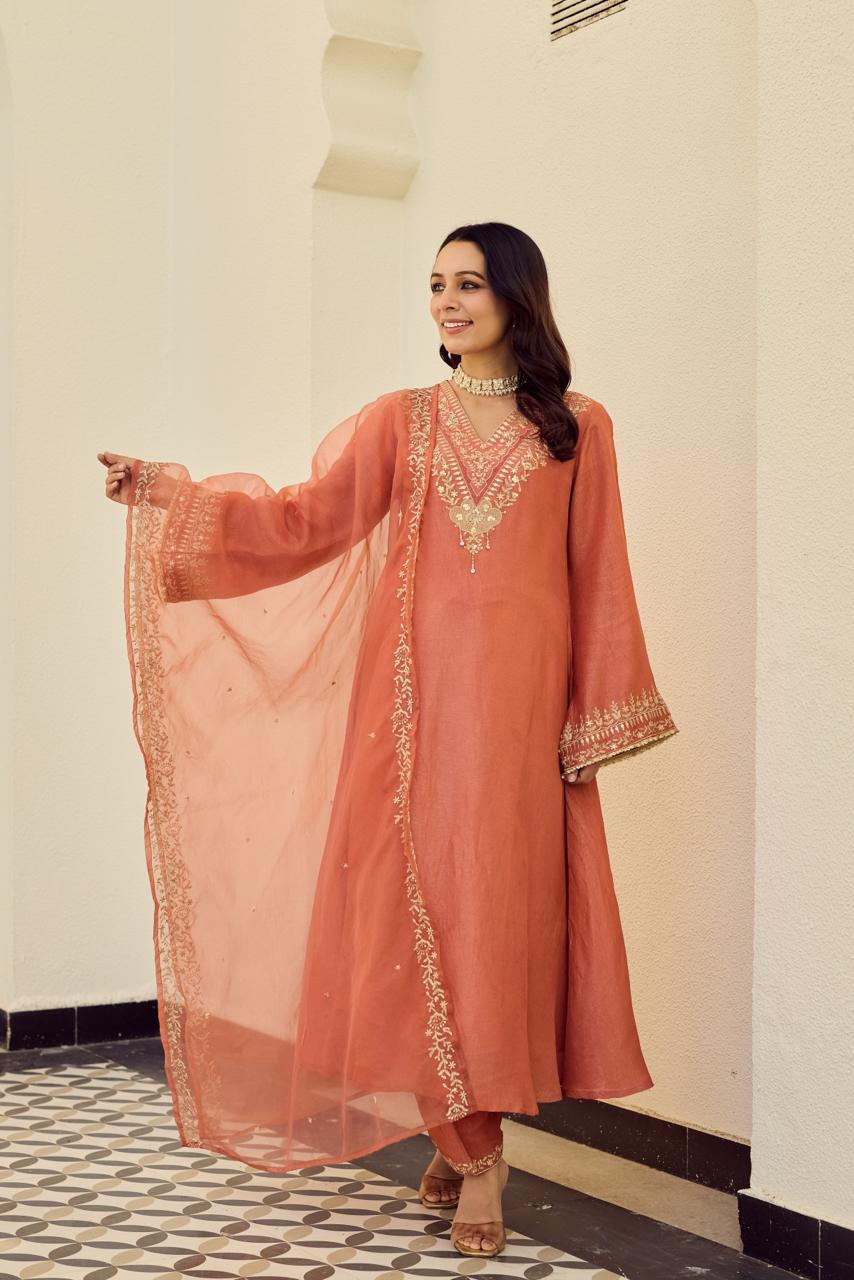 Top:
Russian Tissue kurta with adda handwork on neckline and sleeves
Bottoms:
Russian Tissue pants
Dupatta:
Organza dupatta with adda work and rib detailing (A1514)